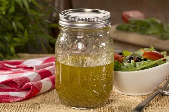 Nước trộn salad dầu giấm là một trong những loại sốt phổ biến và dễ ăn nhất. (Nguồn: Internet).
