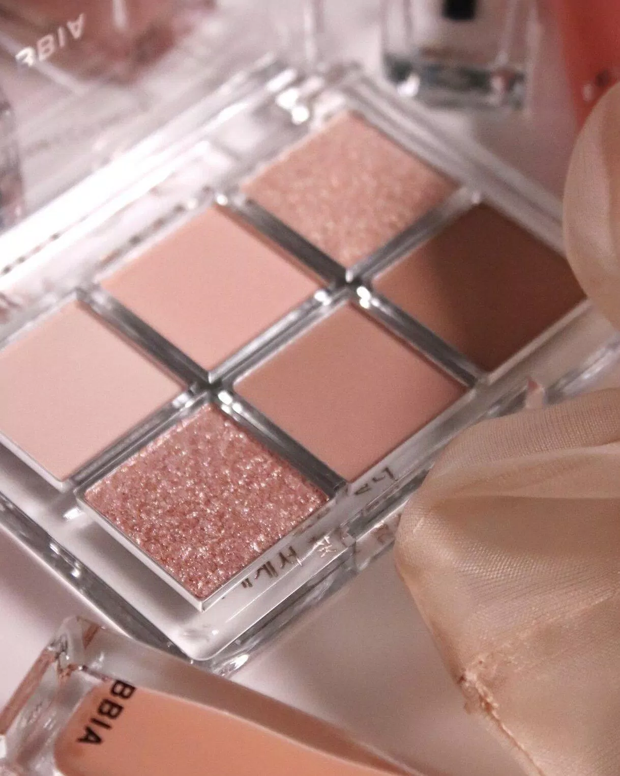 Bảng Phấn Mắt Bbia Ready to Wear Palette có thiết kế trong suốt, nhỏ gọn, giúp các nàng có thể dễ dàng đem theo mình (Ảnh: internet)