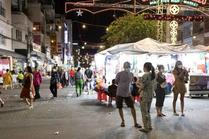 Cảnh người dân và du khách tham quan mua sắm tại chợ đêm (Nguồn: BlogAnChoi)