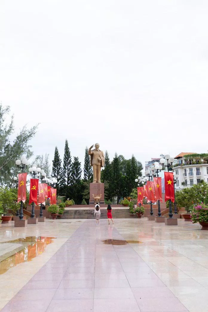 Tượng đài Bác Hồ tại Bến Ninh Kiều (Nguồn: BlogAnChoi)