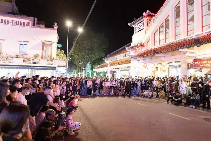 Mọi người xem nhảy trước chợ Cần Thơ (Nguồn: BlogAnChoi)