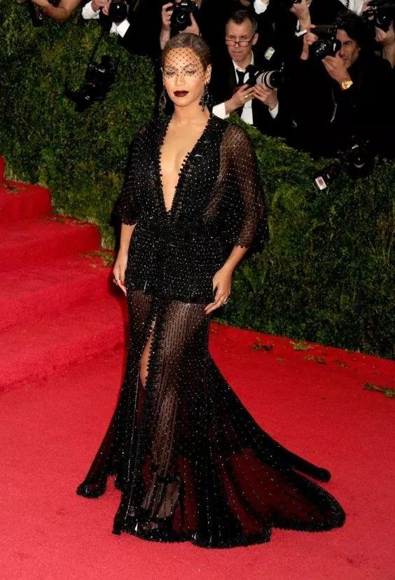 Met Gala 2014 có chủ đề “Charles James: Beyond Fashion” nhằm ca ngợi nhà thiết kế người Mỹ gốc Anh có ảnh hưởng bậc nhất thế kỉ 20. (Nguồn: Internet).