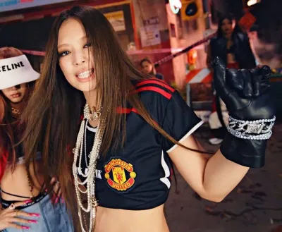 Chiếc áo MU của Jennie gây sốt. (Ảnh: Internet)