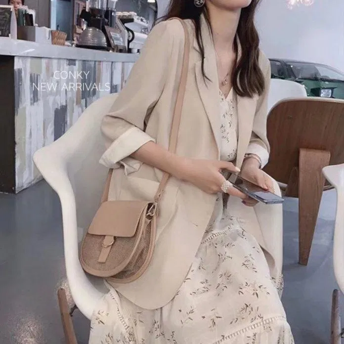 Áo blazer mix với váy (ảnh: internet)