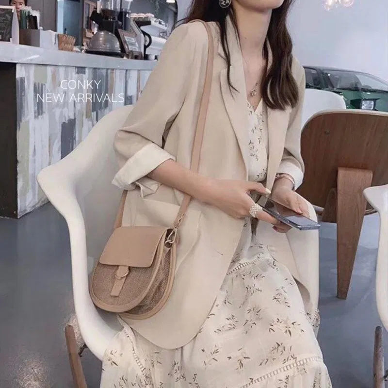 Áo blazer mix với váy (ảnh: internet)