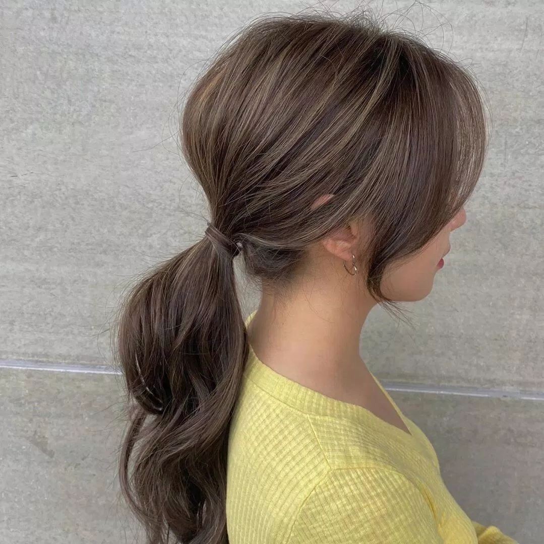 Cách buộc tóc cũng ảnh hưởng tới phần nào việc tóc bị gấp gãy(Nguồn: Internet)