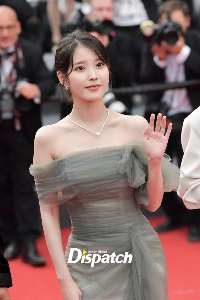 Cô nàng tự tin sải bước trên thảm đỏ liên hoan phim Cannes