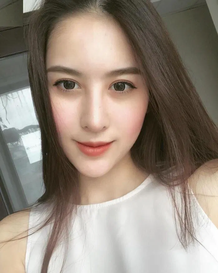 Tránh những mái tóc thẳng dài vì làm mặt trông rất dài(Nguồn: Internet)