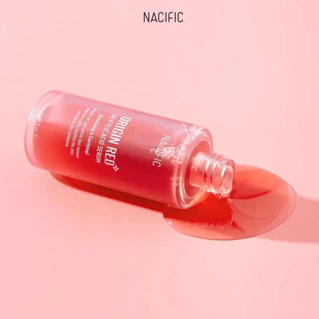 sản phẩm tinh chất tẩy tế bào chết Origin Red Salicylic Acid Serum có kết cấu lỏng như nước (Ảnh: internet)