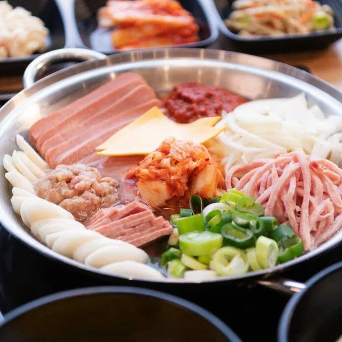 Lẩu quân đội Bundae Jjigae. Nguồn: Internet