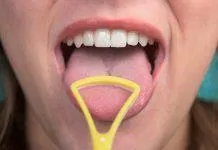 Dụng cụ cạo lưỡi có hình dạng như móng ngựa (Ảnh: Internet)