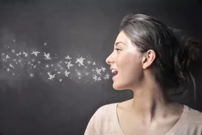 Cạo lưỡi giúp hơi thở thơm tho (Ảnh: Internet) Cạo lưỡi giúp hơi thở thơm tho (Ảnh: Internet)