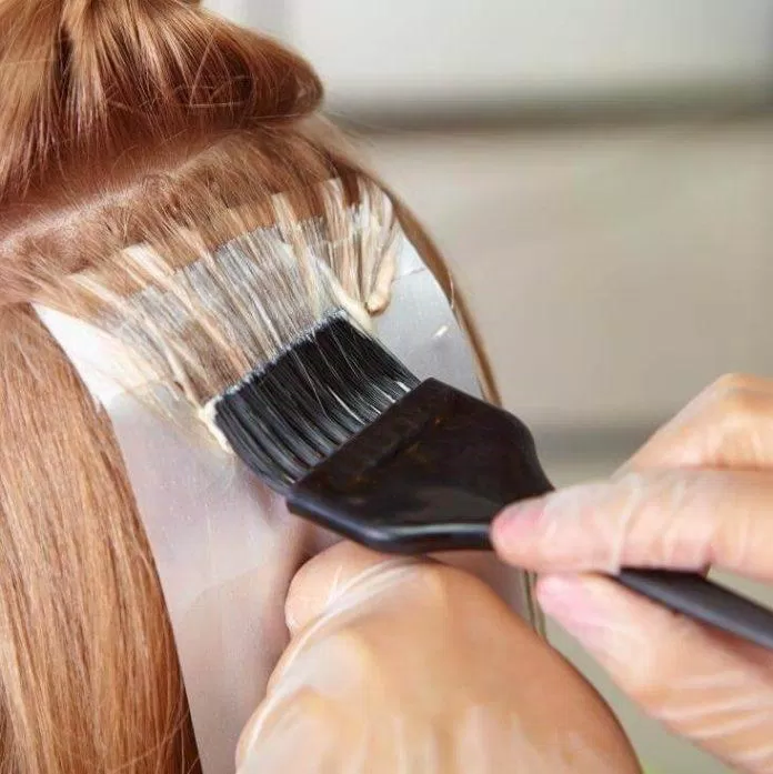 Chia tóc thành từng phần để nhuộm đều và dễ dàng hơn(Nguồn: Internet)