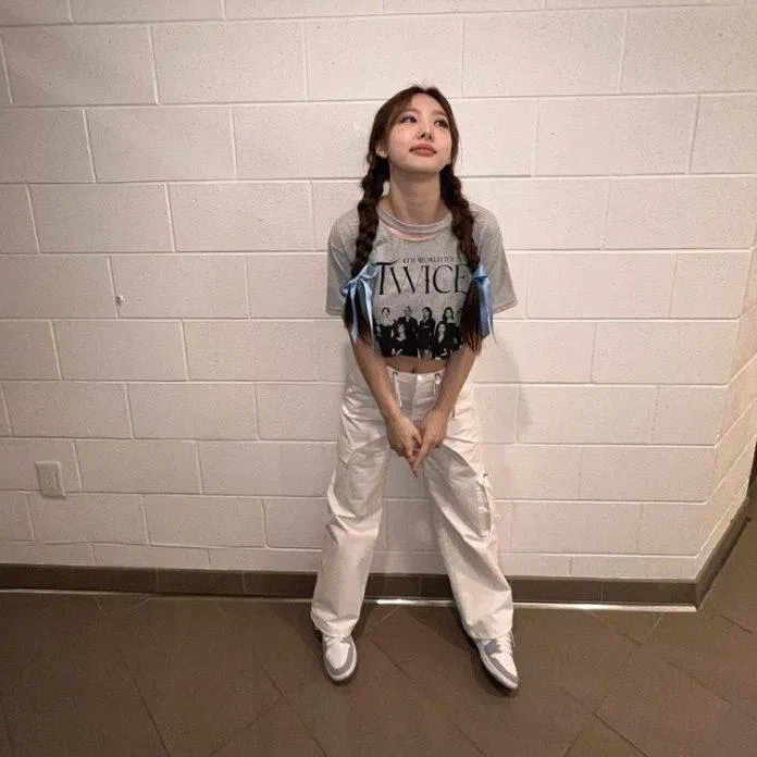 Nayeon - Twice năng động với chiếc quần jean và áo in chữ croptop (Nguồn: Internet)