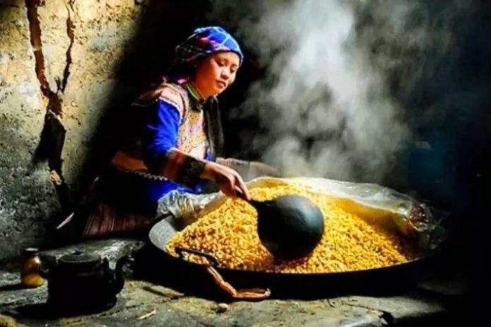 Một công đoạn trong quá trình sản xuất rượu ngô (Nguồn: Internet)