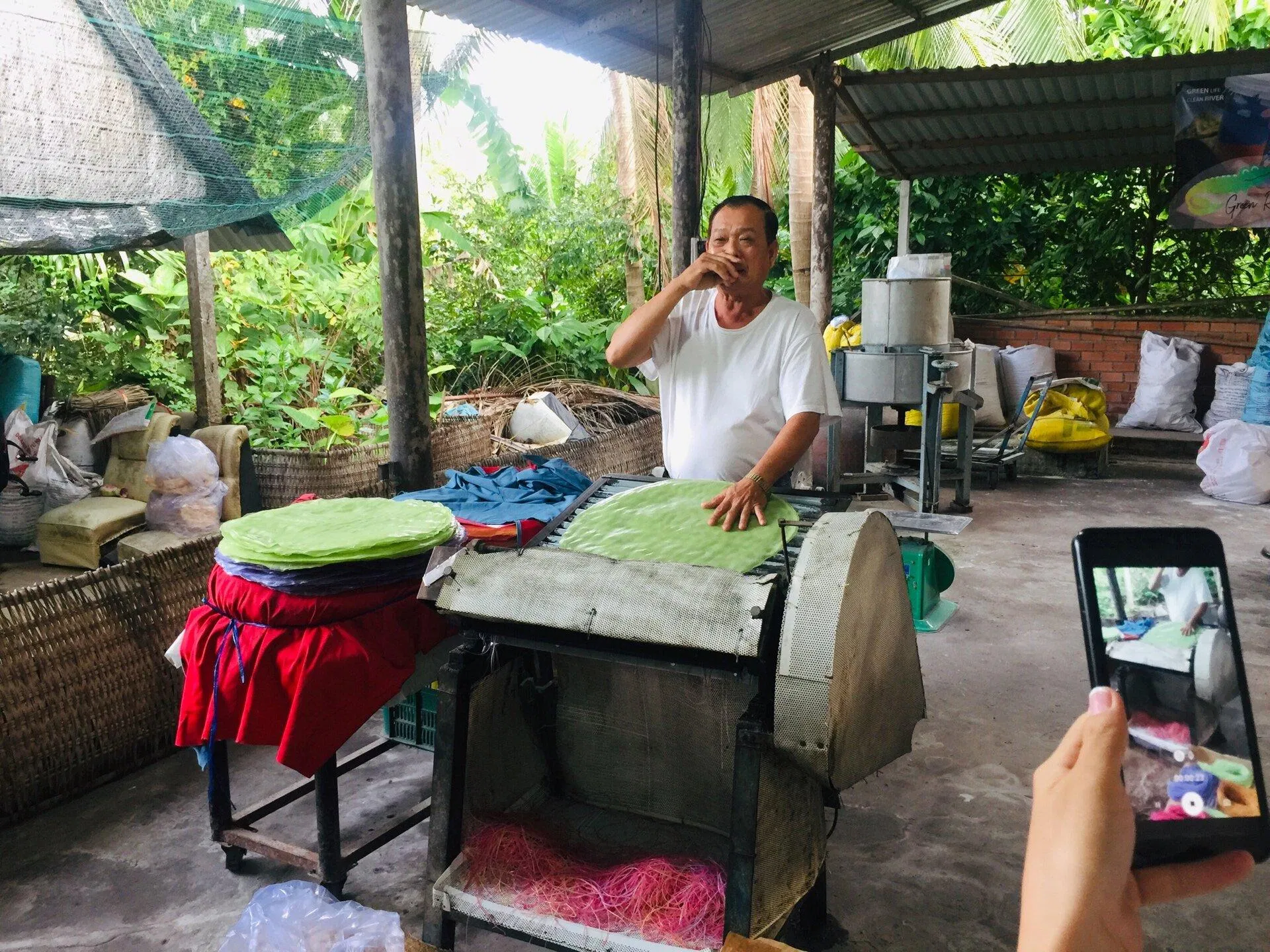 Quy trình làm hủ tiếu ở Cần Thơ hoàn toàn thủ công. (Ảnh: Internet)