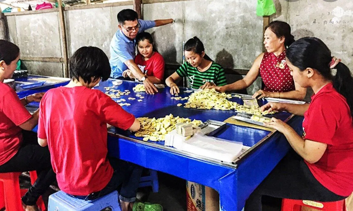 Quy trình đóng gói kẹo dừa thủ công. (Ảnh: Internet)