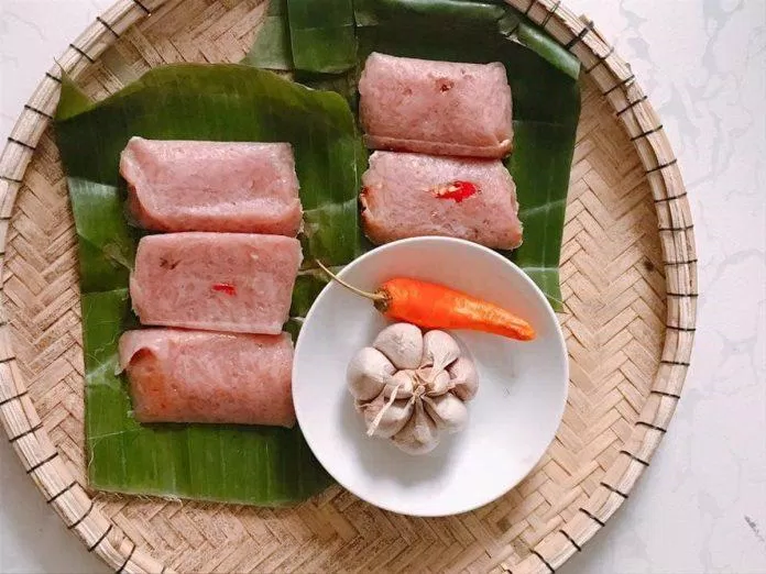 Nem chua Huế đúng chuẩn là phải được gói trong lá chuối, bên trên miếng nem phải có thêm một lát ớt tươi (ảnh:internet) Nem chua Huế đúng chuẩn là phải được gói trong lá chuối, bên trên miếng nem phải có thêm một lát ớt tươi (ảnh:internet)