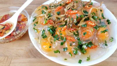 Bánh quai vạc - hay còn gọi là bánh bột lọc, là đặc sản ven vùng biển Mũi Né. (Nguồn ảnh: Internet)
