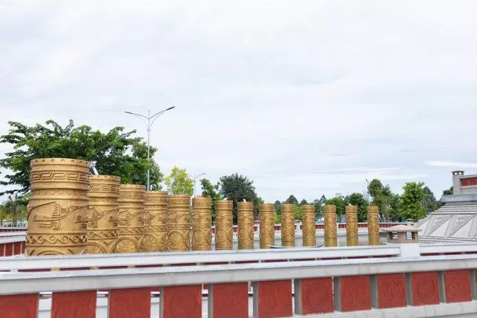 Trụ hình tròn bao quanh đền thờ chính Đền Hùng Cần Thơ (Nguồn: BlogAnChoi)