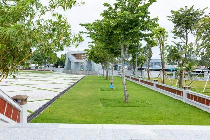 Bãi cỏ cây xanh trong khuôn viên Đền Hùng Đền Hùng Cần Thơ (Nguồn: BlogAnChoi)