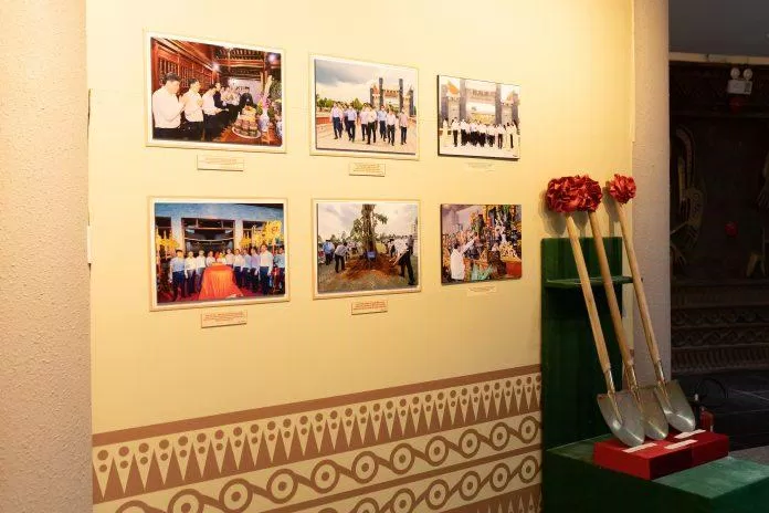 Xẻng và hình ảnh lãnh đạo nhà nước ta trong lễ dâng hương khánh thành Đền Hùng Cần Thơ (Nguồn: BlogAnChoi)