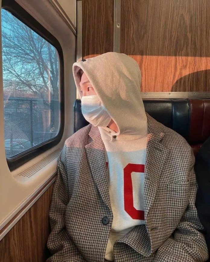 Hình ảnh leader BTS trên chuyến tàu tới Dia:Beacon từng gây sốt MXH vì mang "chất liệu bạn trai"