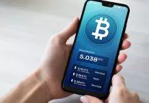 Dữ liệu và giao dịch tiền điện tử trên điện thoại có thể bị hack gây tổn thất nghiêm trọng (Ảnh: Internet)
