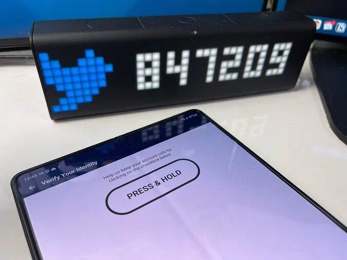 Nếp gấp trên màn hình điện thoại Z Fold 3 nhìn rất xấu (Ảnh: Internet). Nếp gấp trên màn hình điện thoại Z Fold 3 nhìn rất xấu (Ảnh: Internet).