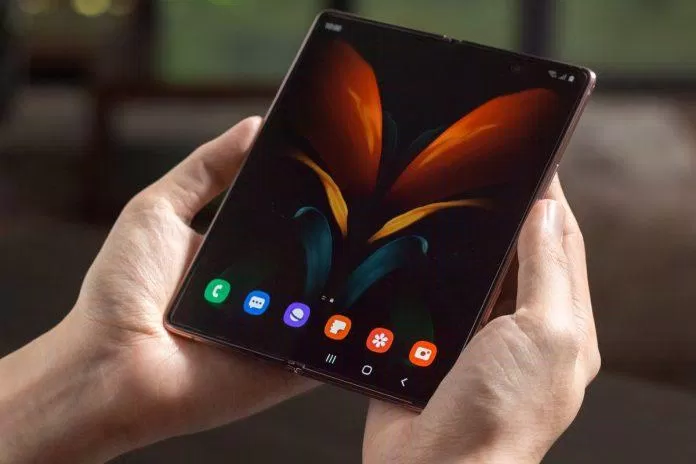 Điện thoại màn hình gập như Samsung Galaxy Z Fold có giá cao tới hàng chục triệu (Ảnh: Internet). Điện thoại màn hình gập như Samsung Galaxy Z Fold có giá cao tới hàng chục triệu (Ảnh: Internet).