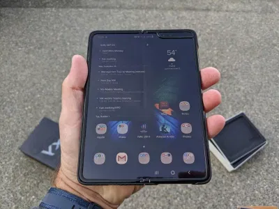 Điện thoại màn hình gập Samsung Galaxy Fold năm 2019 (Ảnh: Internet) Điện thoại màn hình gập Samsung Galaxy Fold năm 2019 (Ảnh: Internet)