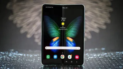 Điện thoại màn hình gập Samsung Galaxy Fold năm 2019 (Ảnh: Internet) Điện thoại màn hình gập Samsung Galaxy Fold năm 2019 (Ảnh: Internet)