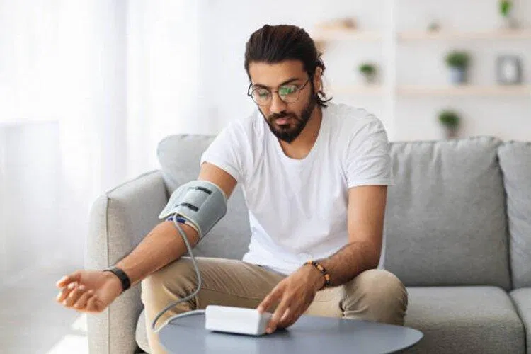 Đo huyết áp và liên tục theo dõi các chỉ số của cơ thể trong khi chạy (Ảnh: Internet) Đo huyết áp và liên tục theo dõi các chỉ số của cơ thể trong khi chạy (Ảnh: Internet)