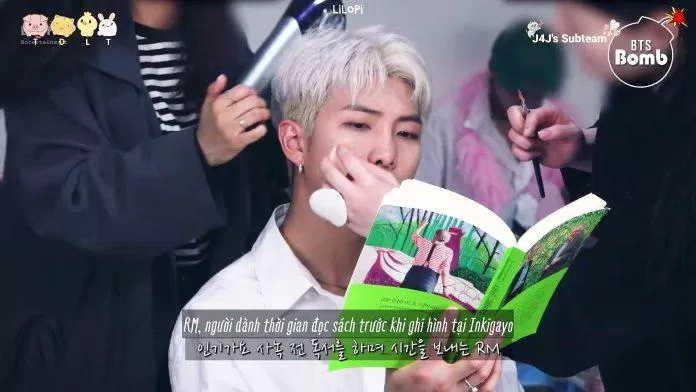 Hình ảnh trưởng nhóm BTS đọc sách trước khi lên sân khấu (Ảnh: Internet)