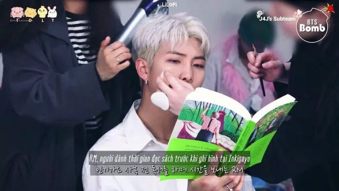 Hình ảnh trưởng nhóm BTS đọc sách trước khi lên sân khấu (Ảnh: Internet) Hình ảnh trưởng nhóm BTS đọc sách trước khi lên sân khấu (Ảnh: Internet)