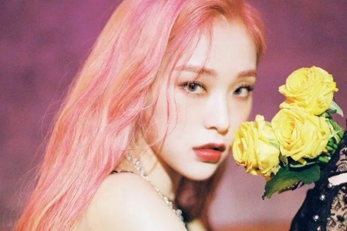 Gahyeon thử sức với màu hồng rực rỡ sau nhiều năm gắn bó với tóc đen (Ảnh: Internet)