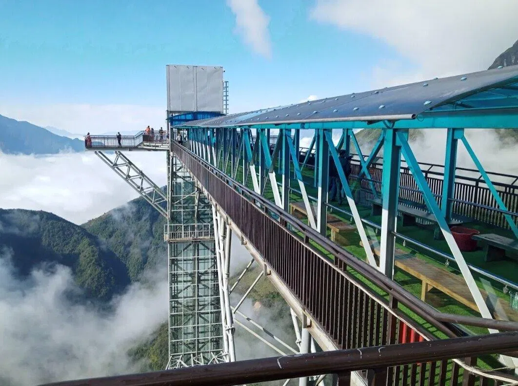 Cầu kính Rồng Mây giữa biển mây. (Ảnh: Internet)