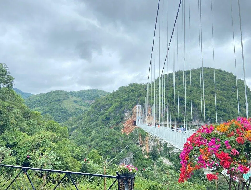 Vẻ đẹp của cầu kính Bạch Long. (Ảnh: Internet)