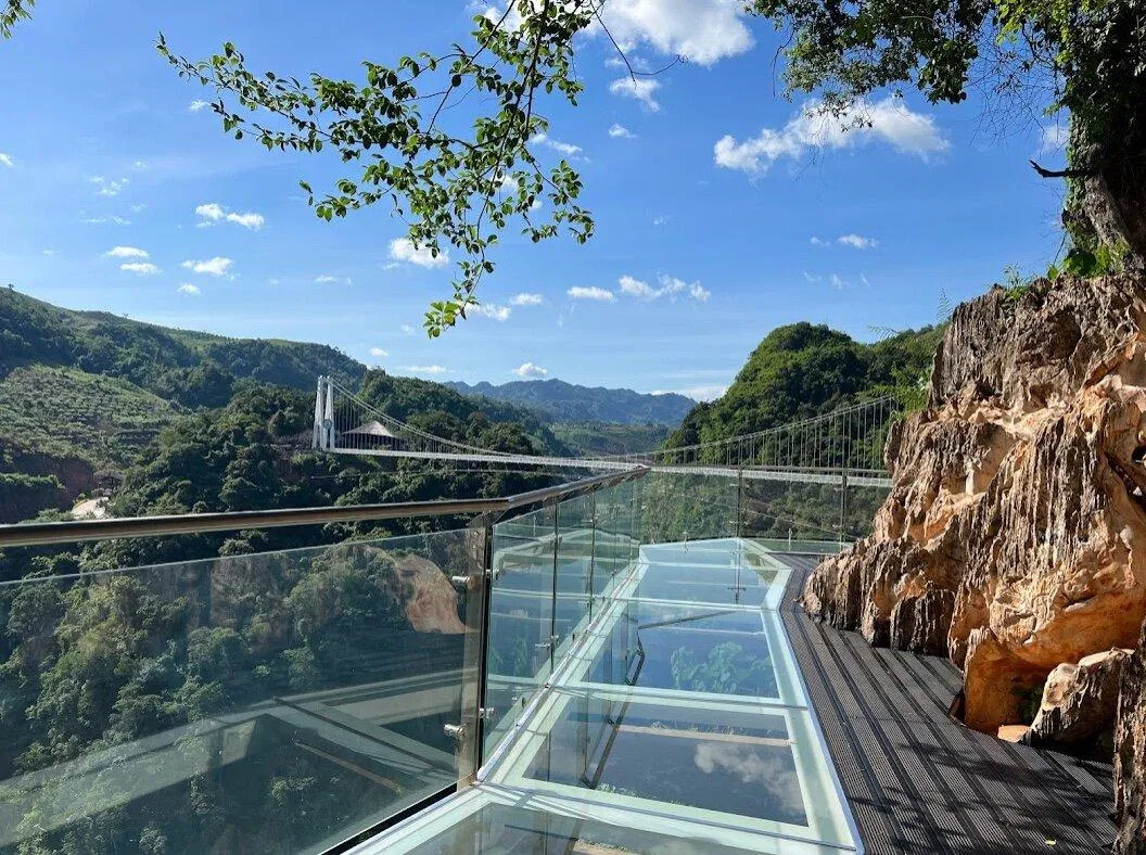 Khu vực trải nghiệm cầu kính Bạch Long sát vách núi. (Ảnh: Internet)