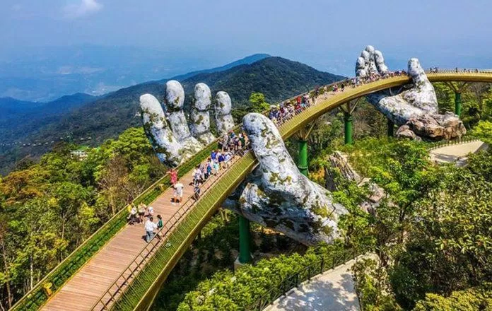 Vẻ đẹp của Cầu Vàng nhìn từ xa. (Ảnh: Internet)