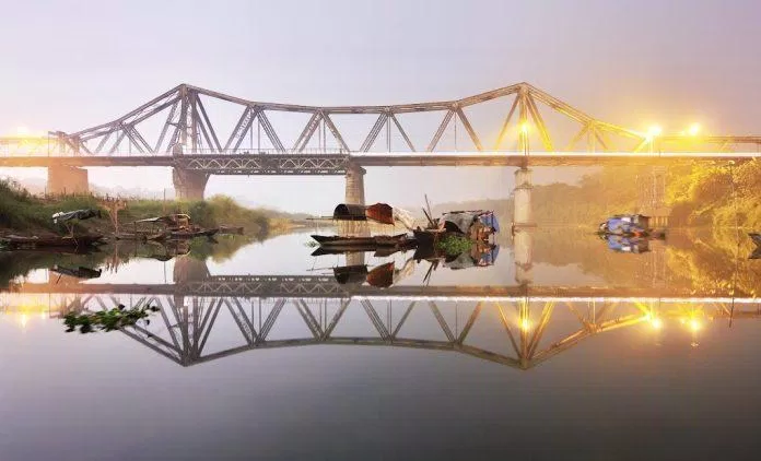 Vẻ đẹp của Cầu Long Biên khi trời chuyển tối. (Ảnh: Internet)