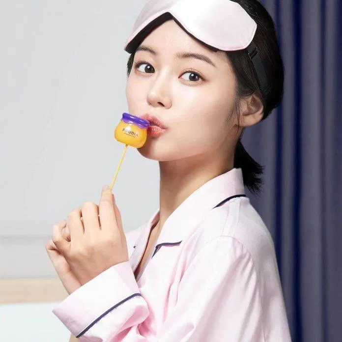 Review dưỡng môi Frudia Blueberry Hydrating Honey Lip Balm: Cho môi hồng xinh, ẩm mượt ẩm mượt bao bì Beeswax sáp ong Blueberry Fruit Extract Castor Seed Oil Dầu thầu dầu chiết xuất việt quất chống oxy hóa công dụng dầu hạt nho dưỡng ẩm dưỡng môi Dưỡng môi ẩm mịn dưỡng môi Frudia Blueberry Hydrating Honey Lip Balm dưỡng môi hồng hào dưỡng sáng da giá bao nhiêu Grapeseed Oil Hydrolyzed collagen kháng viêm Lip B lip balm Mineral oil thành phần thiết kế thông tin thương hiệu thương hiệu Frudia