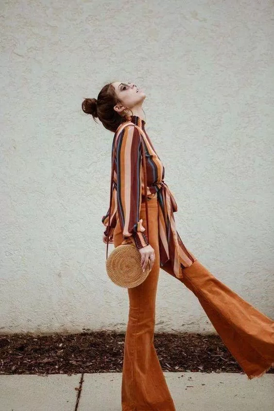Cô nàng fashionista này không ngại kết hợp một em blouse dài tay nổi bật cùng quần ống loe cùng màu - cho ra bộ outfit đậm nét boho đảm bảo thu hút sự chú ý cực kì. (Nguồn: Internet).