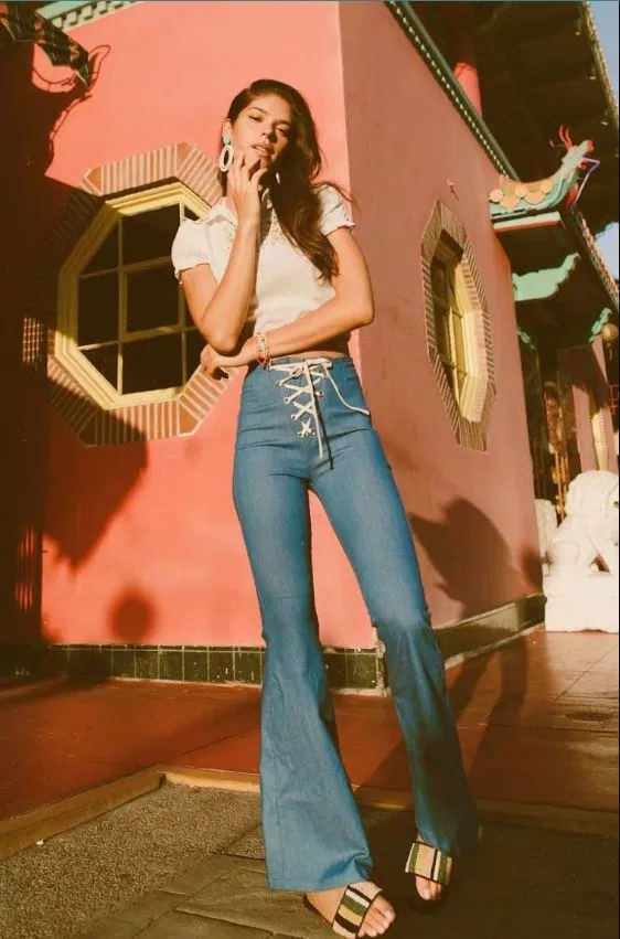 Với những chiếc quần nổi bật như thế này thì hãy lựa chọn áo đơn giản như em croptop trắng trong ảnh. (Nguồn: Internet).