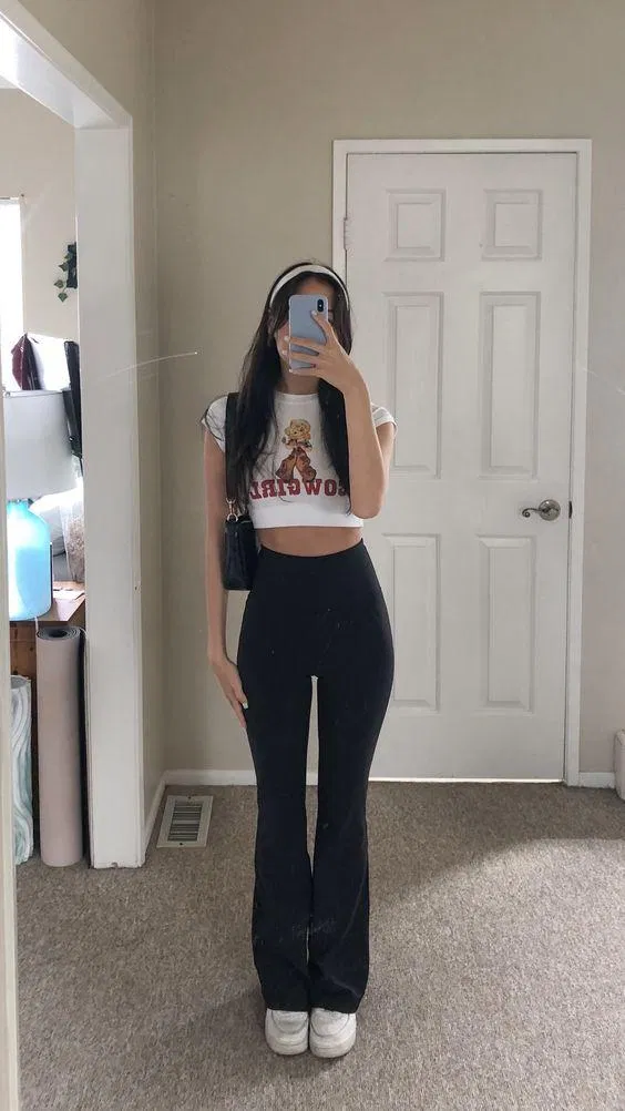 Áo croptop cộc tay khoe eo cùng quần ống loe giúp kéo dài đôi chân. (Nguồn: Internet).