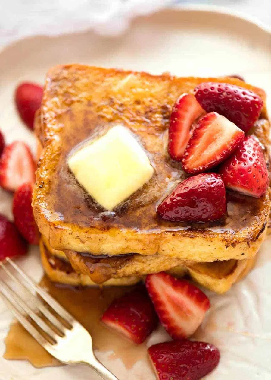 Thưởng thức French toast với chút mật ong, bơ lạt và trái cây