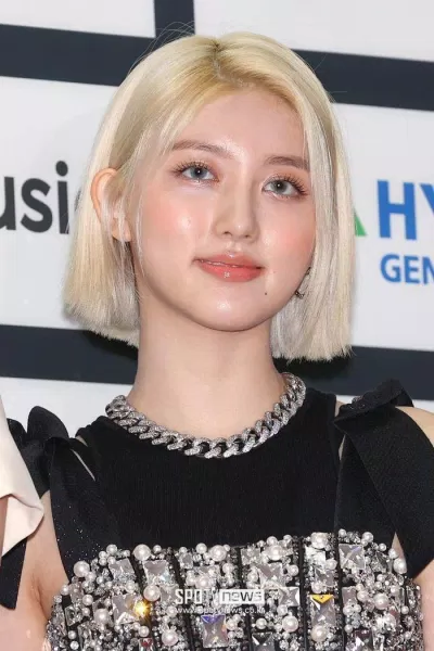 IVE Gaeul bị dìm rõ khi mặt bị makeup bóng dầu, thêm lông mày bị lệch