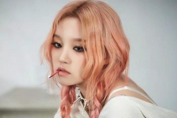 Yuqi biến đổi đa dạng với mái tóc hồng trong đợt quảng bá TOMBOY (Ảnh: Internet)