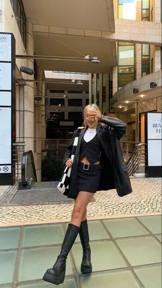 Để tăng độ “ngầu”, bạn có thể khoác thêm áo jacket da và boots da cổ cao nhé. (Nguồn: Internet).