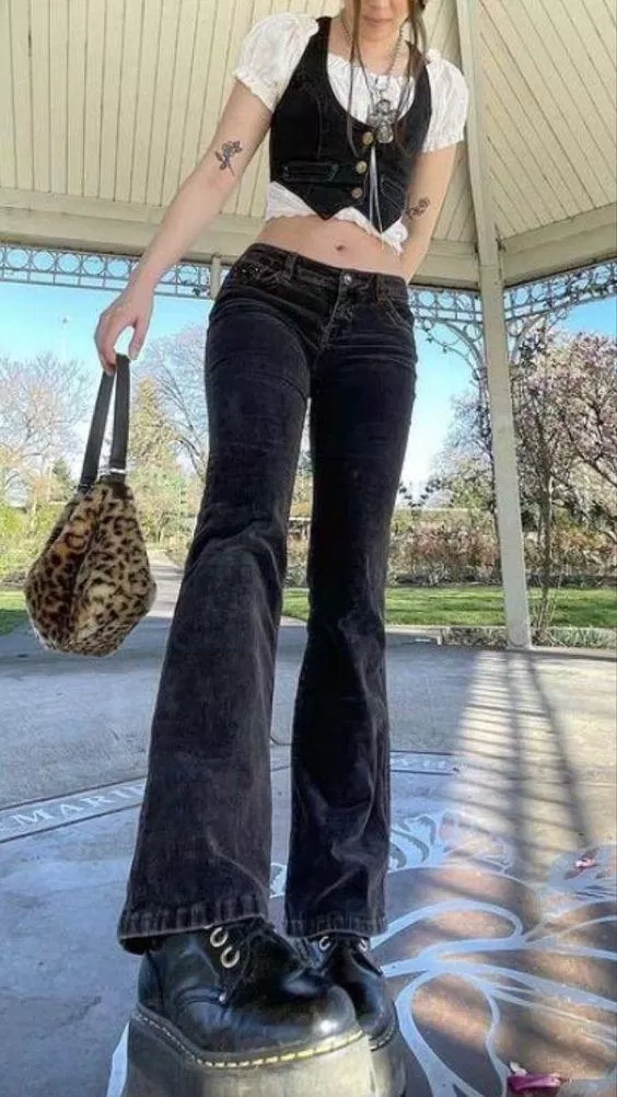 Chiếc quần jeans cạp trễ đậm chất thời trang của những thập niên 90. (Nguồn: Internet).